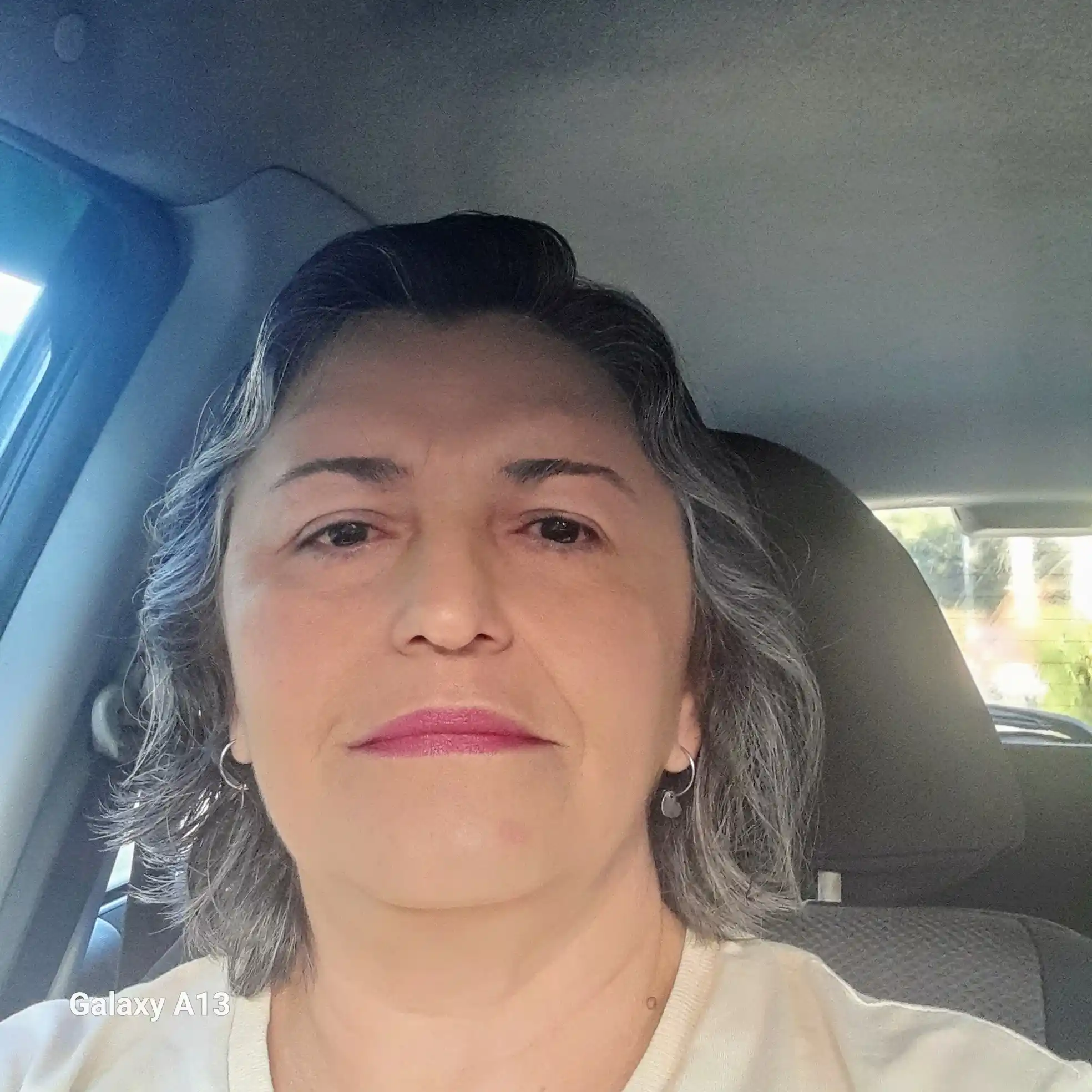 Kátia Mara Barroso confeccionando capas artesanalmente